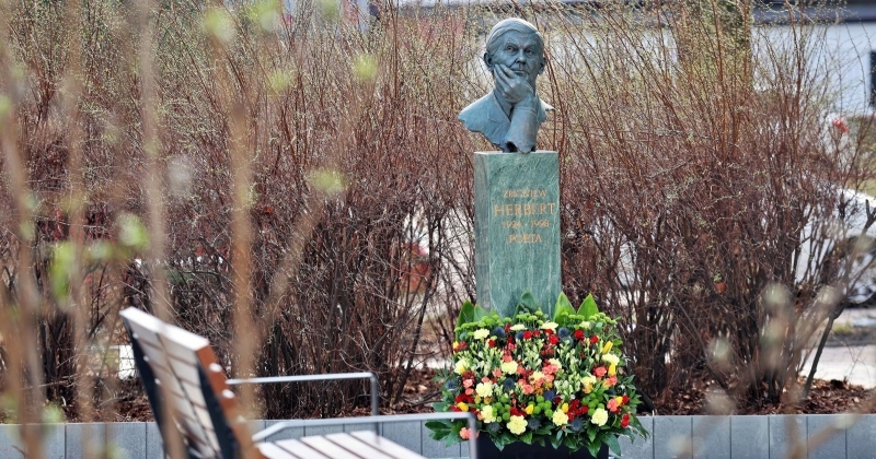na zdjęciu pomnik zamyślonego Herberta (popiersie)