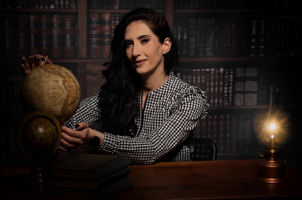 dr Nune Srapyan, zdjęcie portretowe na tle książek