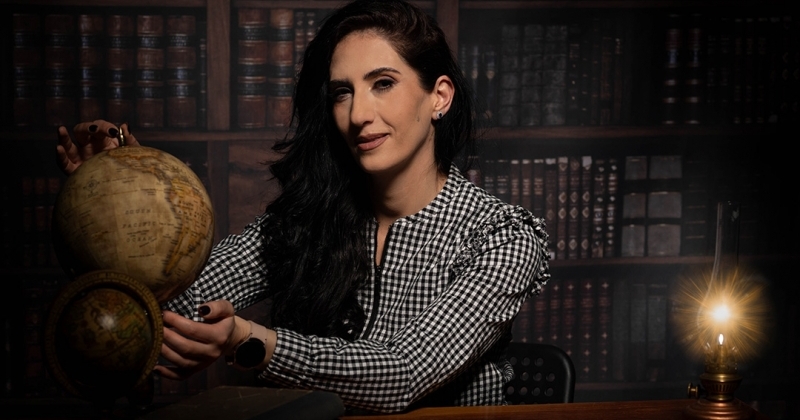 dr Nune Srapyan, zdjęcie portretowe na tle książek