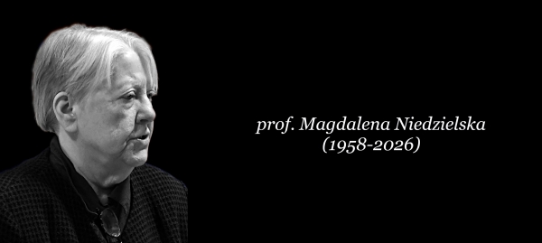 Półprofil kobiety w średniej długości włosach - wyszarzona fotografia na czarnym tle