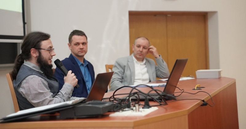 Paneliści podczas dyskusji.