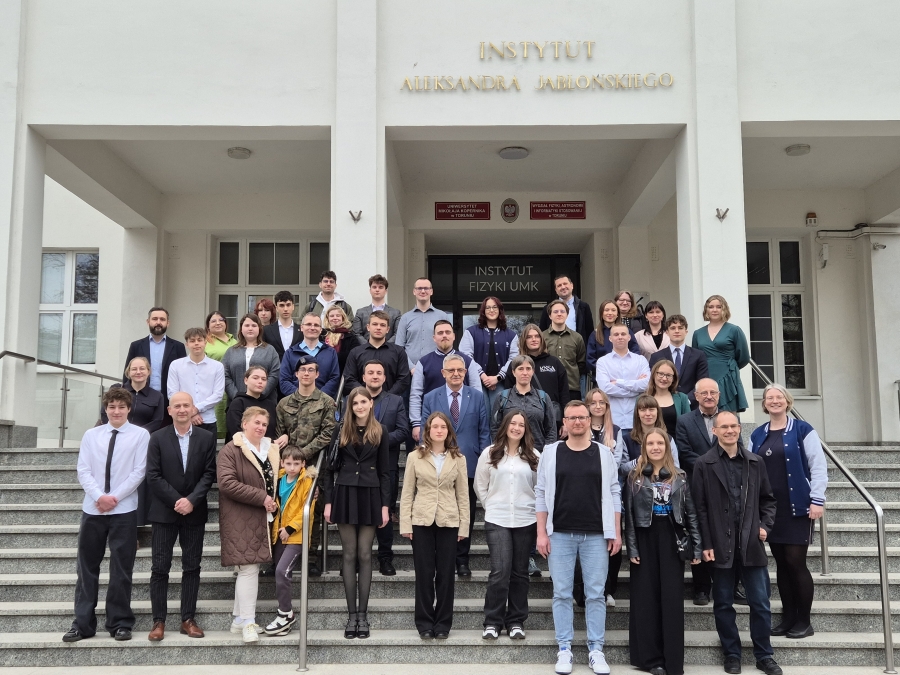 Ludzie stojący na schodach przed budynkiem Instytutu Fizyki