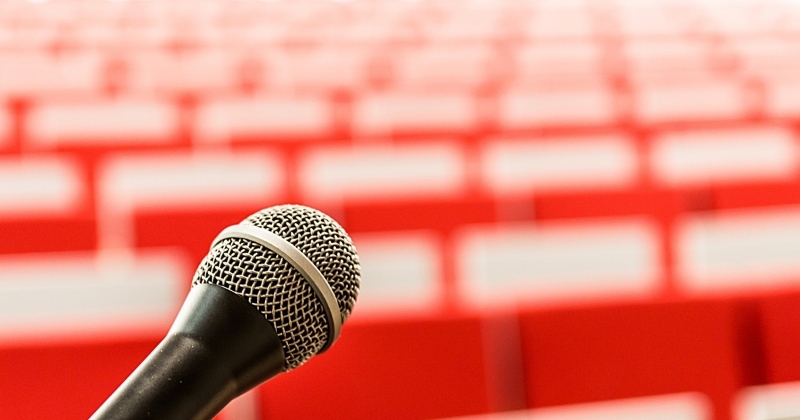 Mikrofon w tle sala wykładowa 