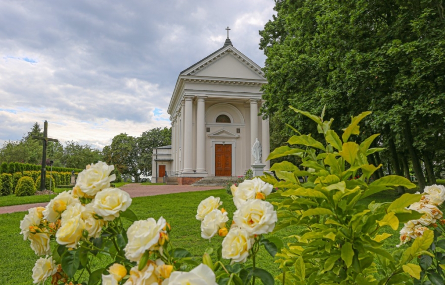 na zdjęciu kościółek w parku