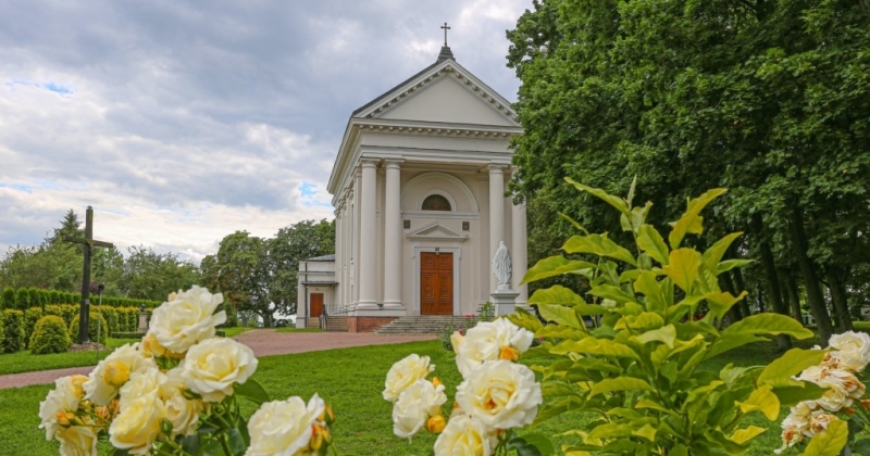 na zdjęciu kościółek w parku