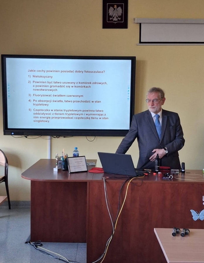 prof. Stefan Kruszewski podczas wykładu w IV LO w Bydgoszczy