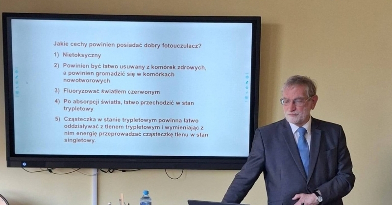 prof. Stefan Kruszewski podczas wykładu w IV LO w Bydgoszczy