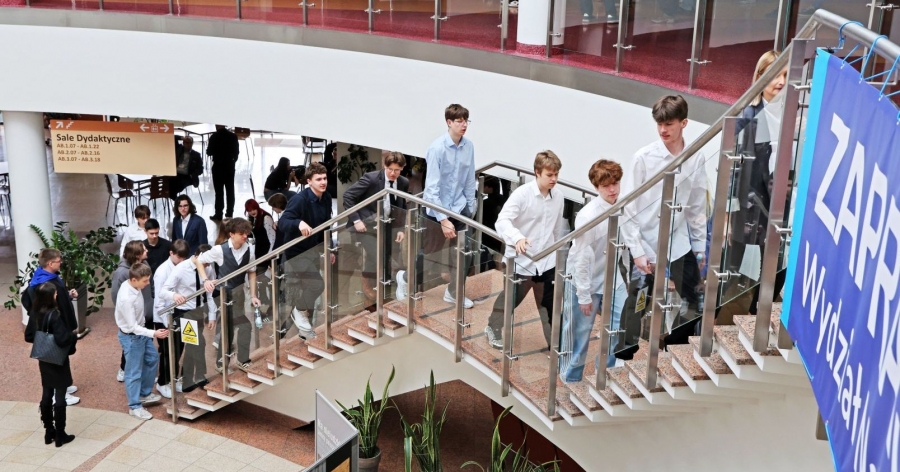 Uczniowie ze szkół średnich wchodzą po schodach w Collegium Humanisticum