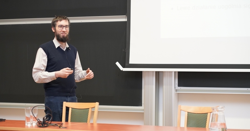 Laureat dr Jakub Koncki z Nagrodą.