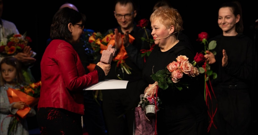 Dziekan Wydziału Humanistycznego dr hab. Violetta Wróblewska, prof. UMK wręcza ceramiczną statuetkę Nagrody Teatralnej UMK Grażynie Rutkowskiej-Kusie