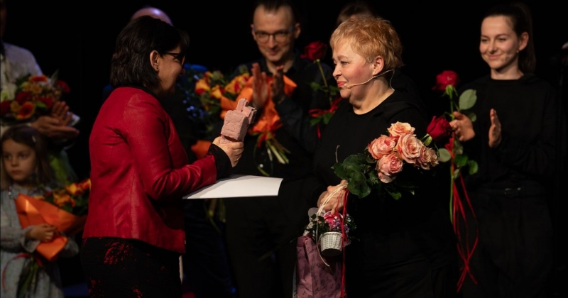 Dziekan Wydziału Humanistycznego dr hab. Violetta Wróblewska, prof. UMK wręcza ceramiczną statuetkę Nagrody Teatralnej UMK Grażynie Rutkowskiej-Kusie