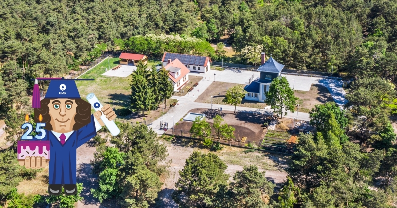 na zdjęciu widok na ogrodzony teren z kilkoma zabudowaniami w środku lasu