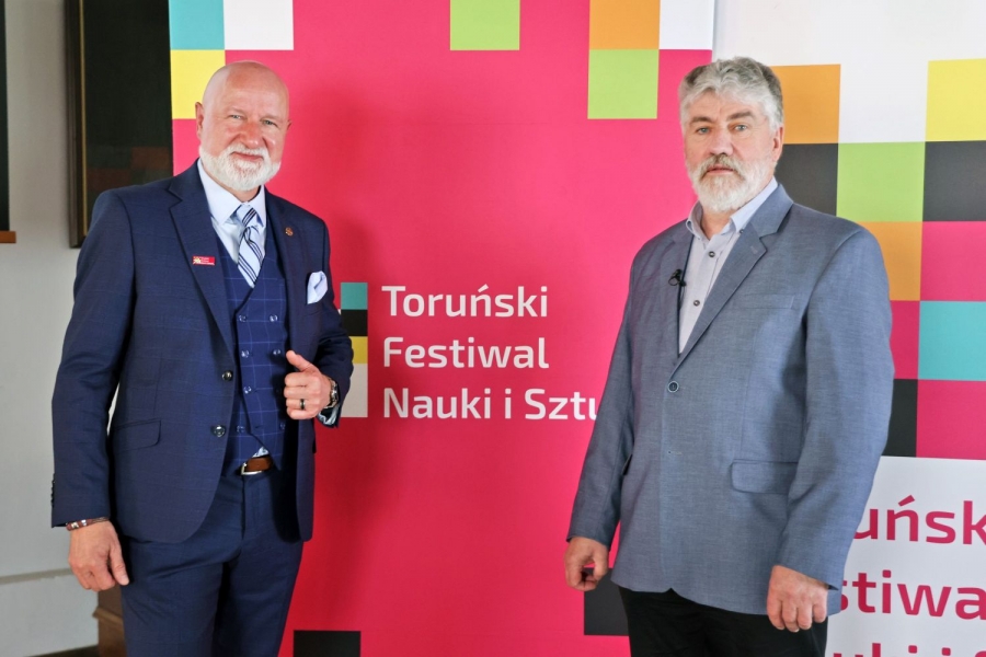 na zdjęciu z lewej strony dr Marek Jurgowiak, dr hab. Marek Foksiński, prof. UMK (Dziekan Wydziału Farmaceutycznego)