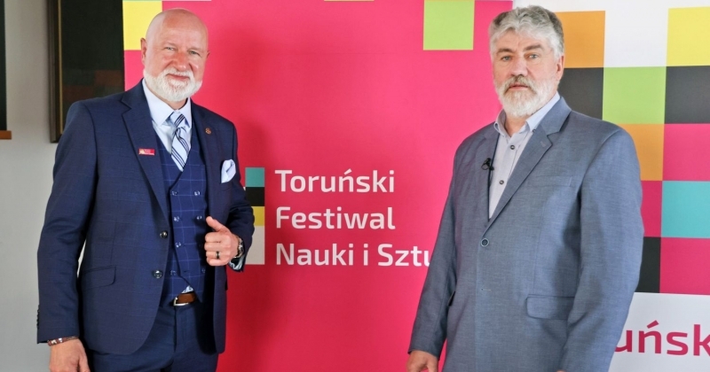 na zdjęciu z lewej strony dr Marek Jurgowiak, dr hab. Marek Foksiński, prof. UMK (Dziekan Wydziału Farmaceutycznego)