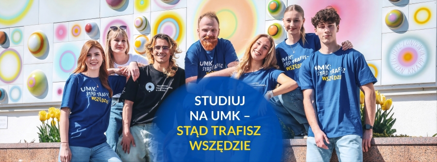siedmioro uśmiechniętych studentów w niebieskich koszulkach z napisem Studiuj na UMK - stąd trafisz wszędzie