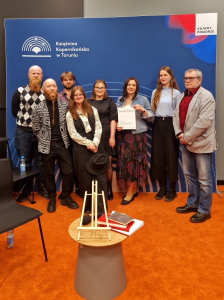 Zdjęcie grupowe uczestników dyskusji - studentek i studentów z koła Wyjustowani oraz dr Agnieszka Markuszewska i prof. Mirosław Strzyżewski.