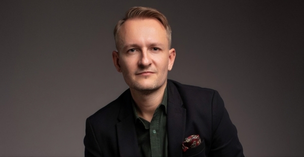 zdjęcie dr Przemysława Krysińskiego na szaro czarnym tle