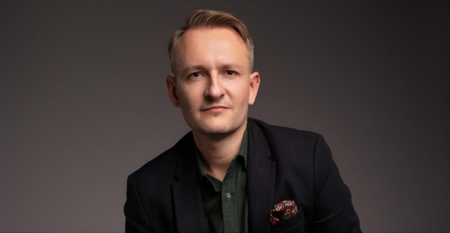 zdjęcie dr Przemysława Krysińskiego na szaro czarnym tle