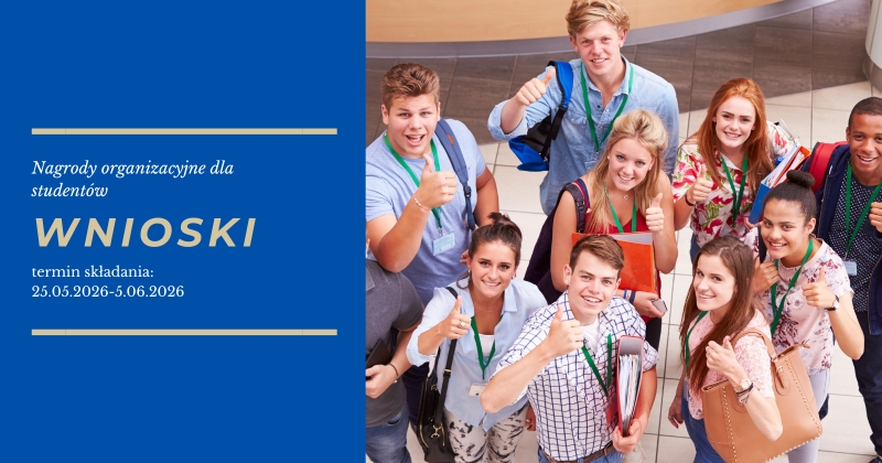 Grupa uśmiechniętych osób studiujących pokazuje gest "ok"