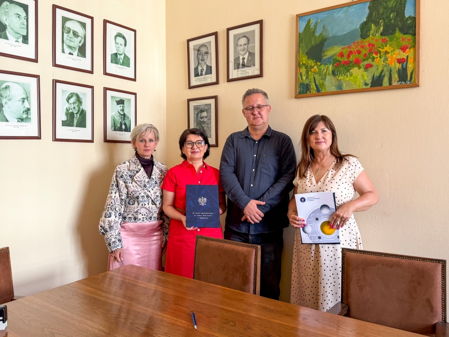 Od lewej strony: mgr Arleta Szatkowska, dziekan prof. Violetta Wróblewska, dr hab. Artur Duda, prof. UMK, dyrektor Agnieszka Nowak