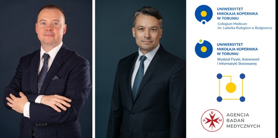 Grafika promocyjna przedstawiająca portrety dwóch naukowców: prof. Ireneusza Grulkowskiego oraz prof. Bartłomieja J. Kałużnego, obok których umieszczono logotypy Uniwersytetu Mikołaja Kopernika w Toruniu (Collegium Medicum oraz Wydziału Fizyki, Astronomii i Informatyki Stosowanej) oraz Agencji Badań Medycznych.