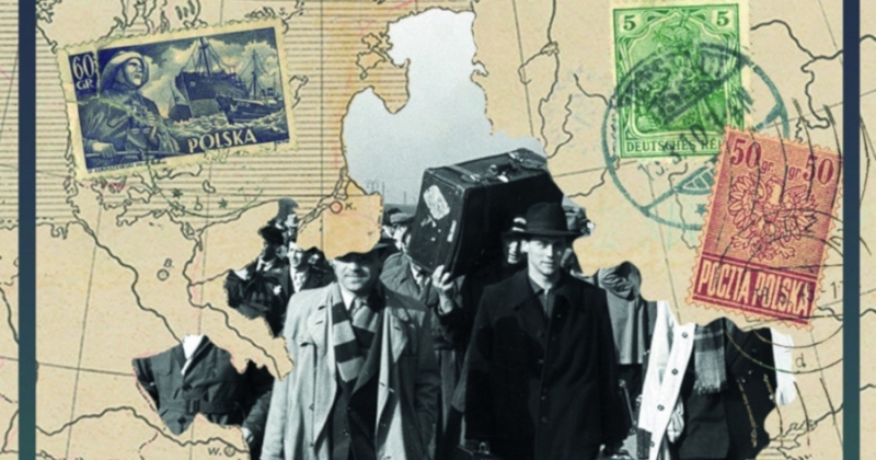 Mapa Europy z okresu II wojny światowej z wkomponowanymi archiwalnymi zdjęciami ludzi podróżujących z walizkami oraz znaczkami pocztowymi Polski i Niemiec, symbolizująca emigrację polityczną i przesiedlenia.