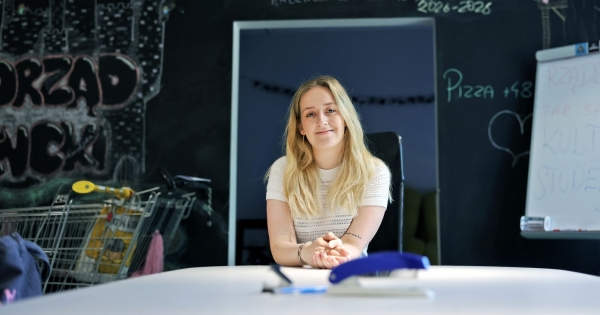 Zuzanna Maciejewska siedzi przy biurku w siedzibie Samorządu Studenckiego.