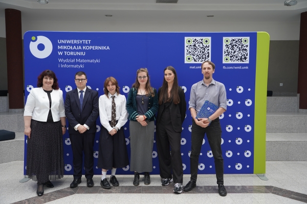 Zwycięzcy konkursu - Anna Strugielska, Weronika Dąbrowska, Magdalena Jarońska i Wojciech Ofiara.