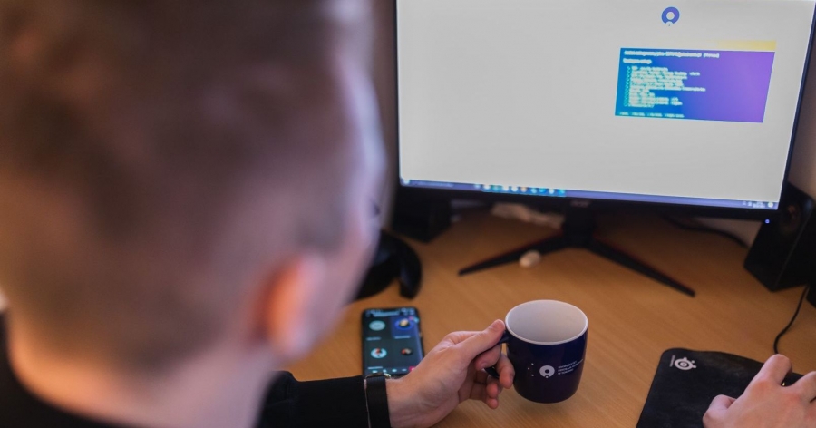 Student siedzi przed monitorem, na którym wyświetlona jest plansza Centralnego Punktu Logowania
