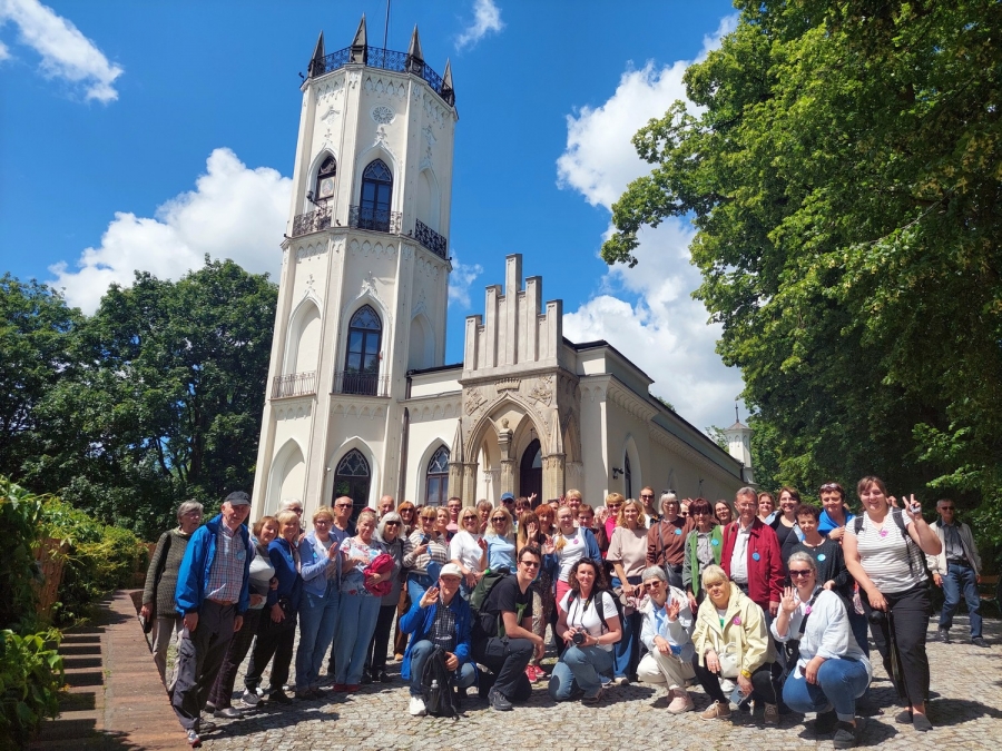 zdjęcie grupowe przed budynkiem Muzeum Romantyzmu