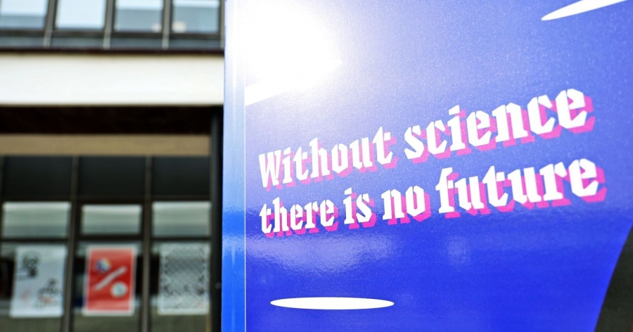 Plakat okolicznościowy przed rektoratem, na którym napisano 