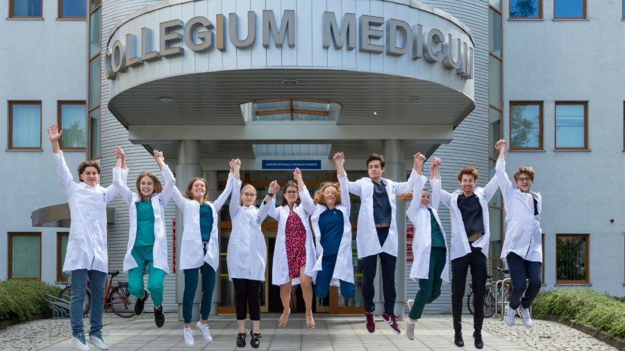 studenci przed budynkiem Wydziału Farmaceutycznego 