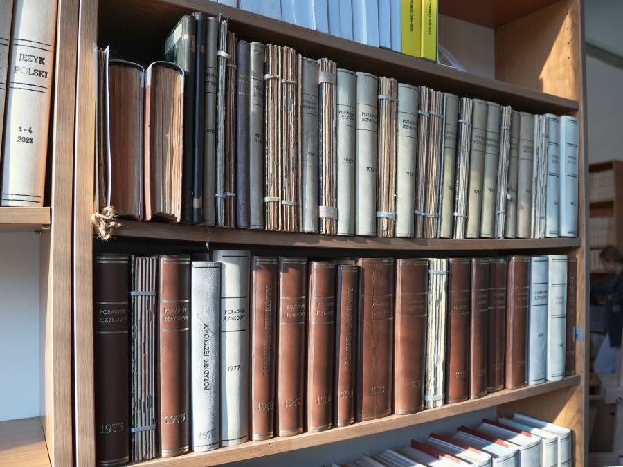 Regały z książkami w Bibliotece WH w Collegium Maius.