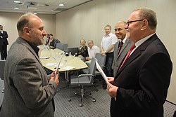 Porozumienie o współpracy przy projekcie podpisali rektor prof. Andrzej Tretyn oraz dyrektor Departamentu Planowania Regionalnego Urzędu Marszałkowskiego Rafał Pietrucień [fot. Andrzej Romański]