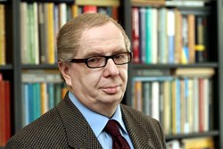 Wręczenie wyróżnienia Convallaria Copernicana prof. Jamiołkowskiemu [fot. Andrzej Romański]