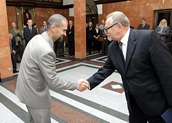 Gratulacje dla najmłodszego (40 l.) z nowych profesorów tytularnych Krzysztofa Szpili z Wydziału Biologii i Ochrony Środowiska UMK [fot. Andrzej Romański]