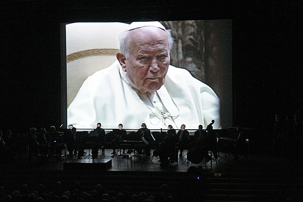 Podczas koncertu można było obejrzeć fragmenty uroczystości w 2004 roku w Watykanie [fot. Andrzej Romański]