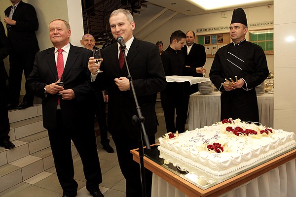 Rektor prof. Andrzej Tretyn i prorektor ds. Collegium Medicum UMK prof. Jan Styczyński wznieśli toast za pomyślność bydgoskiej części UMK [fot. Andrzej Romański]
