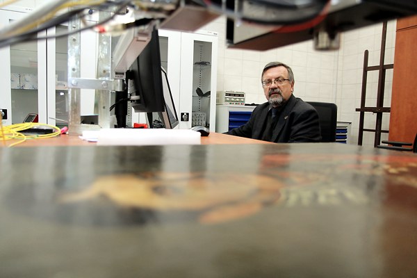Prof. Piotr Targowski w laboratorium ICNT [fot. Andrzej Romański]