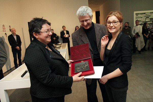 Medal im. Tymona Niesiołowskiego otrzymała mgr Agata Ciesielska za pracę <i>Anatomia grzechu</i> [fot. Andrzej Romański]