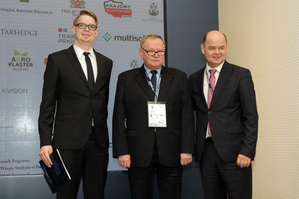 Nagrodę im. prof. Stefana Mellera, Piotrowi Skrzyniarzowi wręczyli rektor UMK prof. Andrzej Tretyn oraz Jacek Janiszewski, były minister rolnictwa, główny pomysłodawca i organizator Forum [fot. Andrzej Romański]
