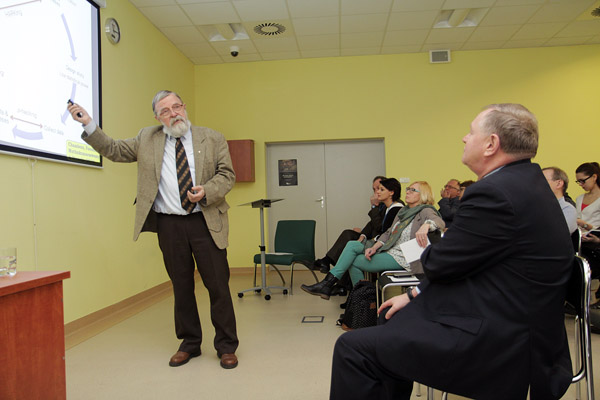 Prof. Brzeziński podczas wykładu w ICNT [fot. Andrzej Romański]