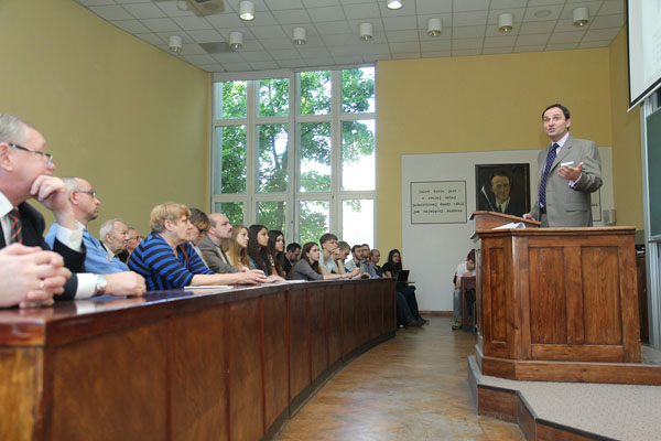 Prof. Maciej M. Mrugała w czasie wykładu na Wydziale Humanistycznym [fot. Andrzej Romański]