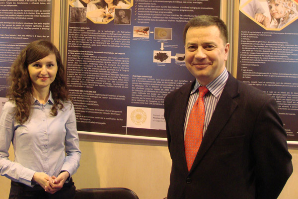 Anna Ilnicka i Tomasz Kompanowski na stoisku UMK na Targach w Paryżu. 