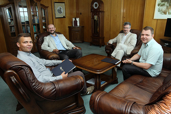 Stypendyści pierwszej tury konkursu (od lewej): Fabian Maciejewski, dr Grzegorz Koneczniak, dr hab. Rafał Moczkodan i Tomasz Kwiatkowski. [fot. Andrzej Romański]