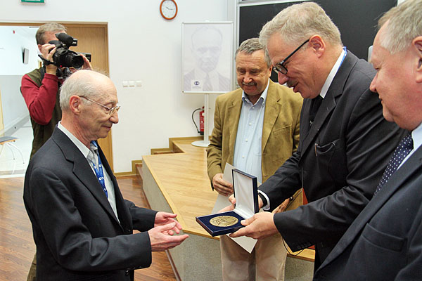 Prof. Rabinowitzowi (z lewej) medal wręczyli prof. Wacław Marzantowicz (przewodniczący rady naukowej CBN), prof. Wojciech Kryszewski (kierownik CBN) oraz rektor UMK prof. Andrzej Tretyn [fot. Andrzej Romański]