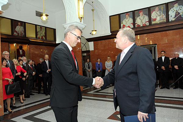 Gratulacje odebrał m.in. nowy profesor tytularny Andrzej Niedzielski, astronom [fot. Andrzej Romański]