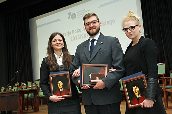 Na zdjęciu od lewej: Aurelia Bartnicka (najlepsza studentka), Piotr Ablewski (najlepszy absolwent) i Anna Błaszkowska (najlepszy student-sportowiec) [fot. Andrzej Romański]