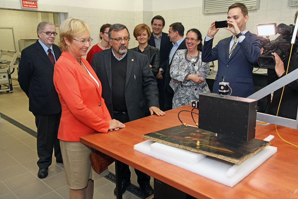 Minister Kolarska-Bobińska w Laboratorium Analiz Nieniszczących ICNT [fot. Andrzej Romański]