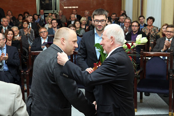 Gratulacje jubilatowi składa prof. Adam Grzeliński, dyrektor Instytutu Filozofii [fot. Andrzej Romański]